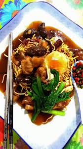 Yee mee (fried egg noodle), prawns, sliced fish cake, sliced pork meat, green leafy vegetable, 2 pcs sliced ginger, 4 cloves diced garlic, 2 eggs, 1 tbsp shaoxing wine, gravy ingredients, stock soup, 1 tbsp soy sauce, tapioca starch solution. Resepi Sizzling Yee Mee Yang Menggetarkan Lidah Saji My
