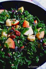 Salade De Chou Kale Pommes Et Cranberrys Vegan La Cuisine De Niya Chou Kale Recette Recette Kale Recette Choux Kale