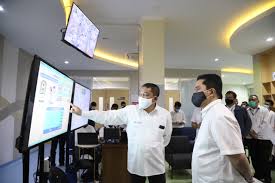 Perawat sedang bercengkerama dengan pasien di lorong rumah sakit. Cek Laboratorium Pcr Erick Thohir Peralatannya Yang Terbaik Di Dunia Okezone Economy