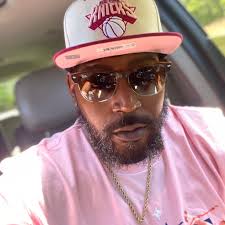 Looking for a welder (🧐 I think?) to tell me what it would take for them  to fix my vehicles wheelchair ramp, it's Boeing