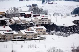 Regionsleder i nve toril hofshagen og operativ leder i politiet roy alkvist i forbindelse med en pressebrifing om skredet i gjerdrum. 7bfki8 9ikxmym