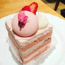 仕事的なアレで桜スイーツを てか 桜味結構苦手だったはずやのにめちゃめちゃ美味しかった d 特にさくらのマカロンが最高過ぎました 塩味加減が神やで 春スイーツ 桜ショートケーキ 桜スイーツ ホールで食べれる マカロンだけ売ってくれ 神戸屋シ