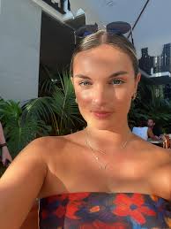 Quiet couple seeking sunshine coast accommodation