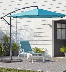 Apportez De La Couleur A Vos Exterieurs Avec Ce Parasol Deporte Bleu Pratique Il Vous Protege Efficacem Amenagement Exterieur Mobilier Jardin Parasol Deporte