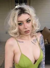 Nicole Dean's Instagram, Twitter & Facebook