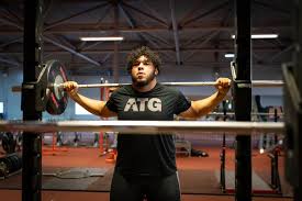 Mede dankzij het behalen van de wereldtitel bij de junioren maakt de nijmegenaar zijn opwachting. Nijmeegse Gewichtheffer Enzo Kuworge Blij Ek Gaat Door Sport Nijmegen E O Gelderlander Nl
