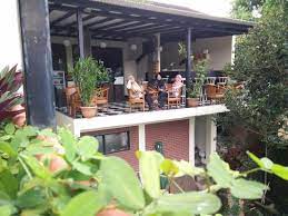 Hanya 5 menit dengan berjalan kaki menuju trans studio bandung dan 30 menit berkendara menuju are gedung sate. Bantal Guling Guesthouse Guest House Reviews Bandung Indonesia Tripadvisor