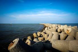 Pantai balongan indah ini tak seramai pantai tirtamaya. Mengunjungi 10 Destinasi Terbaik Di Indramayu Jalajah Nusae
