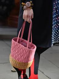 Sketsa tas rotan / yuk tambah koleksi tasmu dengan 9 rekomendasi tas rotan terbaru ini 2019. Must Have Tas Rotan Yang Kini Banyak Dipakai Artis Dan Influencer Fashion