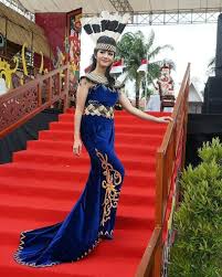 Dress batik pesta bertemakan gaun sering digunakan sebagai busana pengantin. Baju Adat Dayak Yang Aku Kenakan Saat Ngmc Kemarin Di Acara Pernikahan Gubernur Kalimantan Tengah Photo By Eunike F Pakaian Tradisional Pakaian Pakaian Wanita