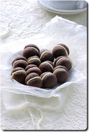 Baci Di Dama Baisers De Dame A L Inverse Italian Pastry Recette Chocolat Recette Biscuit