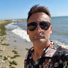 Cu profundă durere în suflet, anunț că mama mea dragă a încetat din viață,  după o lungă și grea suferință. A fost o femeie puternică, iubitoare și  blândă, iar plecarea ei lasă