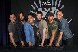 10 lagu linkin park paling populer. Linkin Park Rilis Lagu She Couldn T Rayakan 20 Tahun Album Hybrid Theory Halaman All Kompas Com