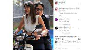 Noer (suksesor film dua garis biru) agar postingan twitter tersebut bisa diadaptasi dalam sebuah buku. Terciduk Gofar Hilman Peluk Luna Maya Sambil Naik Motor Lawas Honda Tersenyum Bahagia
