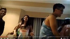 Para dokter pun memberikan sejumlah saran pada masyarakat untuk menekan kasus positif. Video Tkw Pakai Baju Tidur Tipis Diajak Begituan 3 Pria Di Kamar Hotel Di Singapura Halaman All Tribun Lampung