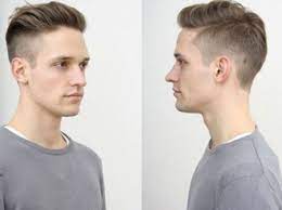 Potongan rambut yang disisir ke belakang dengan rambut tipis di samping ini sangat cocok bagi kamu yang berjiwa muda dan dinamis. Model Rambut Pria Dahi Jenong