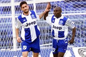 Tο 1995 σε ηλικία είκοσι ετών, ο Εμπενίζερ Χάγκαν καταφτάνει στην Καλαμάτα, απο την Γκάνα! Θα παραμείνει τρεις σεζόν στην Μαύρη Θύελλα, θα γράψει 71 εμφανίσεις και θα σημειώσει 9 γκολ! Σπουδαία