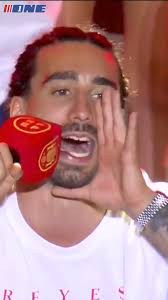 "האלנד רועד, כי קוקורייה מגיע" 🫢 המגן הספרדי בביצוע של שיר האוהדים 😂