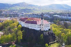 Jízdní řády s informací o zpoždění, nástupišti, ceně a mapou spoje. Stadtfuhrung Tetschen Active Point Decin