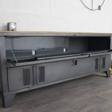 Un Buffet Industriel Avec Un Vestiaire 2 Portes Et Plateau En Bois Meuble Tv Style Industriel Meuble Tv Industriel Buffet Industriel