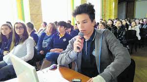 Colegiul național mihai eminescu oradea este un liceu situat în oradea județul bihor românia este numit după mihai eminescu poetul național al româniei și este unul din cele mai prestigioase licee din județ. Principatele SÄrbÄtorite La Colegiul National Mihai Eminescu C N Mihai Eminescu Oradea