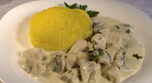Intrucat este o reteta din anul 1938, ne putem imagina ca a trecut proba timpului, de bine ce se mai gateste si astazi foarte des. Meniul Zilei Ciorba Ciulama De Pui Cu Ciuperci Si Mamaliguta Restaurant Casa Luica Berceni