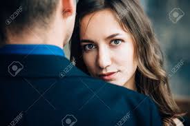 La Niña Abraza Al Chico Y Mira Directamente Al Marco Fotos, retratos,  imágenes y fotografía de archivo libres de derecho. Image 177401171