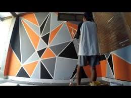 Motif cat kamar keren, warna cat kamar tidur sempit, motif cat kamar tidur, cat dinding kamar 2 warna lihat motif wallpaper dinding kamar tidur hijau desain sumber www.mejakomputer.com. Cara Mengecat Kamar Dengan Motif Geometric Youtube Desain Dinding Kamar Tidur Lukisan Dinding Diy Dinding