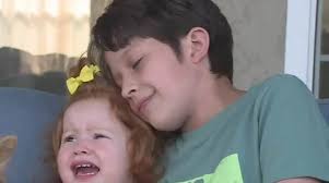 Menino salva a vida de irmã mais nova e vira herói da família