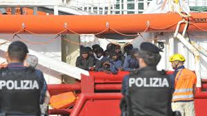 Włochy: Migranci wrócili z ośrodka w Albanii do Bari. Zrealizowano wyrok  sądu