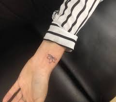 Ces conceptions de tatouage comportent habituellement des symboles forts comme mandala, hamsa, bouddha, lotus, yin et yang, etc. Les Tatouages Fins Traits Minimalistes Dans La Region Bordelaise Salon De Tatouage Artistique Et Original A Bordeaux Pique A CÅur Ink