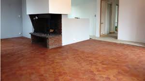 Si sa réalisation peut sembler facile, poser du béton ciré est une tâche assez complexe. Beton Cire Sur Carrelage Realiser Un Beton Cire Au Sol Sur Carrelage