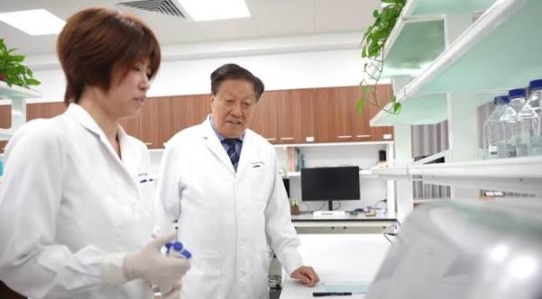 首个加油站便利店场景全闭环具身智能机器人项目试运营