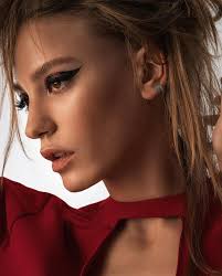 22 Likes 1 Comments Goldnessss On Instagram Za Kadrom Nashaistorich Bizimhikaye Medium Hair Styles Turkish Beauty Serenay Sarikaya