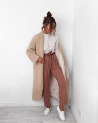 beige pelz weisses langarmshirt braune weite hose weisse slip on sneakers aus leder fur damen fashion clothes cute outfits