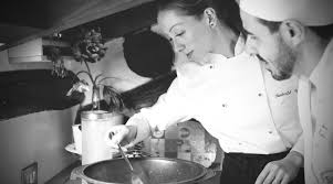 Nell'intimità della tua casa, uno chef specializzato preparerà una cena di pesce che non dimenticherete facilmente. Chef A Domicilio Un Ristorante A Casa Tua Inscena Eventi