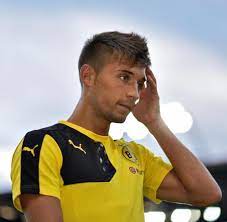 He is 28 years old and is a sagittarius. Borussia Dortmund Moritz Leitner Das Abgeschobene Supertalent Welt