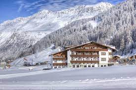 Eintreten und sich wohlfühlen in unseren räumlichkeiten, so präsentiert sich das burghotel alpenglühn, das skihotel an der piste obergurgl im ötztal, auf 1.800 m seehöhe, mit heimeliger atmosphäre und bei familiärer betreuung.der herzliche empfang und wohlbehagen lassen sie in ihrem winterurlaub hochleben. Die 10 Besten Pensionen Und B Bs In Obergurgl 2021 Mit Preisen Tripadvisor
