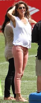 Moynahan became a tabloid fixture when she revealed she was pregnant with brady's child in 2007, months after they had broken up. Pregnant Gisele Bundchen Cheers On Tom Brady As She Takes Their Children To Watch Him Play Football Daily Mail Online