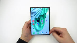 In a demo shown to engadget, the prototype magically toggled between two screen sizes, with the video resizing itself on the fly to fill the screen. Oppo X 2021 Konzept Smartphone Mit Ausrollbarem Display