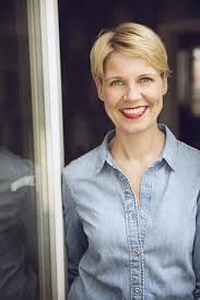 Discover cordula stratmann's biography, age, height, physical stats, dating/affairs, family and career updates. Cordula Stratmann Kolner Komikerin Und Wdr Beleben Figur Der Annemie Hulchrath Wieder Kolner Stadt Anzeiger