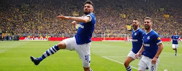 The schalke substitutes were all separated by two metres. Zweimal Rot Fur Den Bvb Schalke Siegt 4 2 In Dramatischem Derby Sport Tagesspiegel