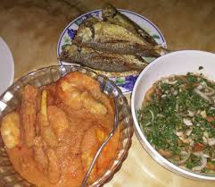 Tumis bumbu halus sampai wangi, masukkan daun salam, daun jeruk, daun kunyit, serai dan lengkuas, aduk hingga layu, masukkan udang, masak. Udang Masak Serai