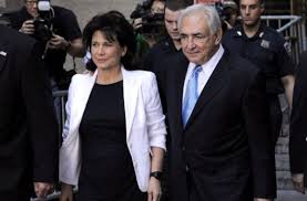 Anne sinclair leaves manhattan criminal court. Dominique Strauss Kahn Verlasst Mit Seiner Frau Anne Sinclair Nach Dem Entscheidenden Termin Das Gericht In New York Stuttgarter Zeitung
