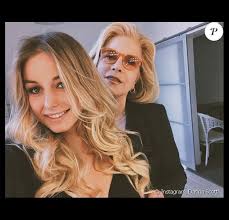 Sylvie Vartan Pose Avec Sa Fille Darina Un Duo Craquant Et Debordant D Amour Purepeople