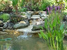 Dieser sollte möglichst dicht liegen, damit er nicht vom wasser erfasst und in den teich bzw. Wasserfall Im Garten Selber Bauen 99 Ideen Wie Sie Die Harmonie Der Natur Geniessen Wasserfall Garten Garten Wasserspiel Garten