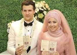 Dua kali gagal menikah, risty yang sudah hijrah memilih untuk tak lagi mengumbar kehidupan pribadi di sosial media. 3 Kali Menikah Begini Getirnya Perjalanan Cinta Risty Tagor