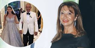 Με έγκλησή του ο γιάννης κούστας κατηγορεί τη σοφία γιαννικοπούλου ότι «οργάνωσε επιχείρηση πλαστογραφίας, δημιουργώντας ένα αντίγραφο του πίνακα «les roses» τον οποίο παρέδωσε αντί. O Koystas Pantreyotan Kai H Prwhn Toy To Erixne E3w Se Neo Kosmiko Steki Espresso