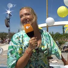 Geb dir meine Handynummer“: Andrea Kiewel flirtet mit ZDF-Fernsehgarten-Zuschauer  an der Bar
