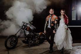 Wir sind mehr als nur europas größter motorradladen. Biker Hochzeit Zwei Paare Beim Rockigen Kuessdiebraut Fotoshoot
